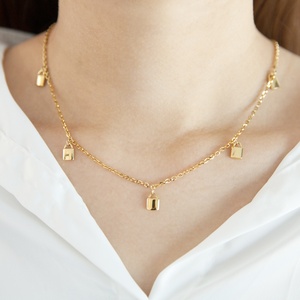 Collar de joyería de acero inoxidable simple que no <span class=keywords><strong>se</strong></span> deslustra, colgante de candado pequeño chapado en oro de 18 quilates, collar de estrangulamiento - Product Image 6