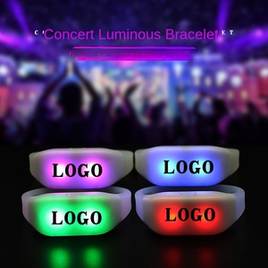 Pulseras LED <span class=keywords><strong>de</strong></span> Silicona con Control Remoto Inalámbrico <span class=keywords><strong>de</strong></span> 15 Colores Luminosos para Conciertos, Venta al por Mayor <span class=keywords><strong>de</strong></span> Fábrica - Product Image 3