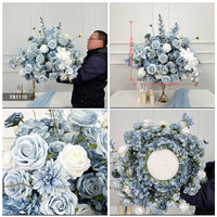 Centre de table en fleurs artificielles DKB 70 cm, roses et iris bleu poudré effet naturel, boule de fleurs bleues pour mariage