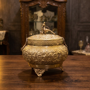 Magnifique lampe de chevet antique en laiton avec motifs embossés ornés et pieds trépieds vintage pour la décoration intérieure traditionnelle – Vente en gros - Product Image 4