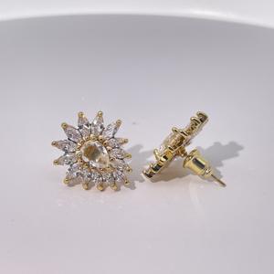 ต่างหูแบบติดหูสไตล์วินเทจสำหรับผู้หญิงจาก Tianyu Gems ทำจากทองเหลืองชุบทอง ประดับด้วยเพชรคิวบิกเซอร์โคเนียสีขาวทรงลูกแพร์ ดีไซน์ดอกทานตะวัน - Product Image 4