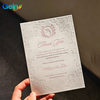 Papeterie de mariage de luxe de forme personnalisée, alliant invitation de mariage intemporelle en typographie et gaufrage à sec, Faire-part de mariage