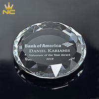 Vente en gros de presse-papiers à prisme de pierres précieuses rondes personnalisées, presse-papiers en verre à relief 3D taillé en diamant pour cadeaux de trophée de cristal