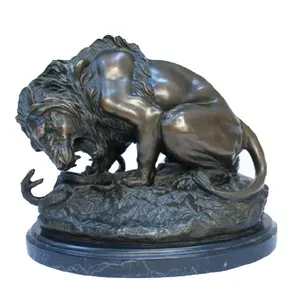 Europese Levensgrote Bronzen Leeuw En Serpent Op De Bol Standbeeld