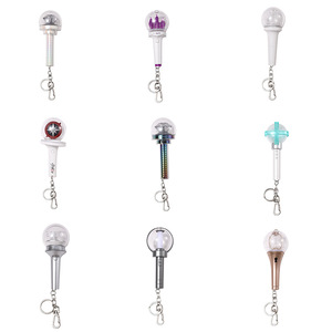 Porte-clés LED <span class=keywords><strong>Stray</strong></span> Kids en gros, breloque de sac à dos, mini-ventilateur portable avec emballage cadeau pour KPOP - Product Image 3