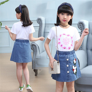 Ensemble de vêtements pour filles coréennes : Jeans de marque Zhejiang, pantalons Kick et T-shirts à fleurs pour enfants avec logo personnalisé, fabriqué en Thaïlande - Product Image 4