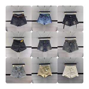 Shorts en jean courts pour femmes avec des styles imprimés, fendus et ajustés, expédiés de manière aléatoire - Product Image 4