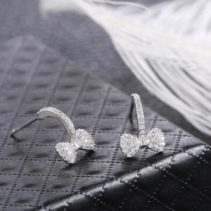 Orecchini a Perno di Lusso con Fiocco in Argento 925 e Cristalli, Gioielli da Sposa per Donne - Product Image 5