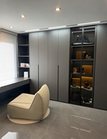 Armoire de chambre principale sur mesure avec bureau intégré, design moderne, finition gris mat, placards walk-in et vitrine en verre