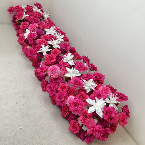 Decorazioni per Matrimoni: Runner Floreale Rosa Acceso per Corridoio Nuziale, Fiori Artificiali in Seta con Gigli Bianchi - Product Image 3