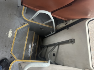 Autobús de Pasajeros Usado con Aire Acondicionado, 49 Asientos, Distribución 2+2, Puerta Central, Asientos de Cuero - Product Image 6