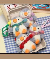 Porte-clés Peluche Pingouin Moelleux, Mini Poupée Pingouin en Peluche avec Écharpe Tricotée, Pendentifs de Sac, Ornements pour Clés de Voiture