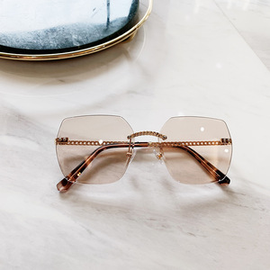 Nouvelles lunettes de soleil sans monture de style européen et américain, protection UV400, chaîne dorée, rivets à points, double gris, unisexe, verres carrés AC - Product Image 4
