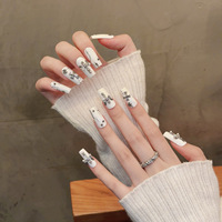 Faux ongles carrés moyens faits à la main, avec crânes et chaînes argentées 3D, motif marbré fumé gothique, style cyberpunk heavy metal