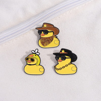 Casque créatif Cowboy jaune canard épinglette en alliage de zinc émail dur Badge plaqué or de haute qualité conception personnalisée pour les épingles