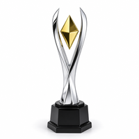 Trophée en aluminium avec deux tiges argentées torsadées sous un losange doré, imprimé UV, écologique, pour récompenses