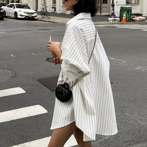 เดรสเชิ้ตผู้หญิงคอปกพับได้ แขนยาว ลายทาง มีกระเป๋าใหญ่ ทรงโอเวอร์ไซส์ สำหรับสุภาพสตรี - Product Image 2
