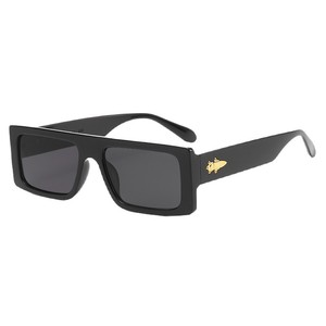 Occhiali da Sole Rettangolari Trendy per Donne con Montatura Spessa Lucida e Aste Larghe con Decorazioni in Metallo Dorato - Product Image 1