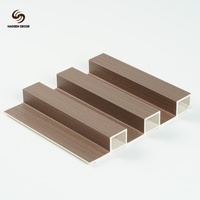 Panneau de lames en WPC imitation bois naturel pour la décoration de centres de villégiature