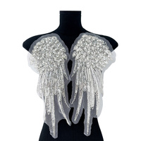 En stock, patch en forme d'aile de fleur brodée en sequins 3D en plastique avec des perles de cristal, à coudre sur une applique en organza pour robe de mariée