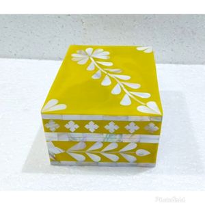 Boîte à chocolat artisanale en nacre incrustée, sculptée à la main, en matériau organique, artisanat vintage, toucher réel, cadeaux du Ramadan et de l'Aïd, Émirats arabes unis - Product Image 6