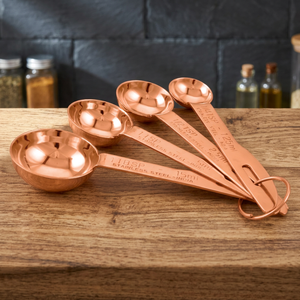Juego de cucharas medidoras pesadas Premium de acero inoxidable (4 piezas) en color oro rosa con un diseño clásico y elegante - Product Image 3