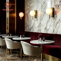 Ensemble de meubles de luxe modernes et haut de gamme avec table en marbre et métal, chaise en velours pour restaurant, café, salon de thé