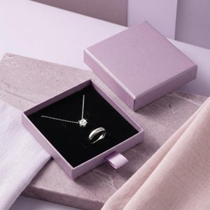 Caja de Almacenamiento de Joyas Colorida y Bonita de Marca, con Cajón Deslizante Morado y Asa de Listón - Product Image 1