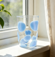 Maßgefertigter Handgeblasener Borosilikat-Glasbecher mit Blauen Jadepunkten, Dekorativer Wasserbecher für Zuhause, Büro und Restaurant