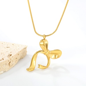 Collier Nœud Papillon en Acier Inoxydable Plaqué Or 18K pour Femme, Résistant au Ternissement et à l'Eau, avec Pendentif Nœud Géométrique Irrégulier - Product Image 3