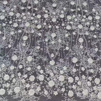 Vente flash - Tissu en dentelle française élégante blanche avec fleurs 3D appliquées et perles pour robe de mariée