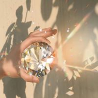 Décoration presse-papiers diamant boule de cristal clair K9 60mm avec base triangulaire en argent, cadeaux d'anniversaire pour femmes