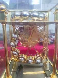 Horloge de table à mouvement mécanique en laiton doré 24 carats, à gravité, avec boule tombante visible, plateforme d'échappement et base à tiroir - Product Image 5