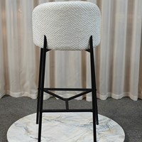 Tabouret de bar en bouclette blanc crème, rembourré, avec pieds coniques en métal noir et repose-pieds en forme de H pour comptoir de bar