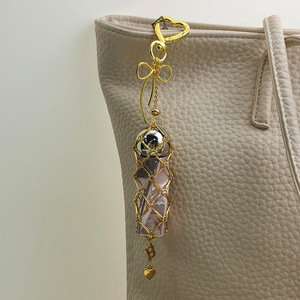 Portachiavi in acciaio inossidabile con lettera dorata a forma di <span class=keywords><strong>cuore</strong></span>, stile INS, semplice e alla moda, con piccolo specchietto e porta rossetto. - Product Image 3