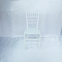 Vente en gros d'usine de chaises Chivari dorées pour mariage hôtel événement décor PP plastique pliable empilable ferme salle à manger en plein air