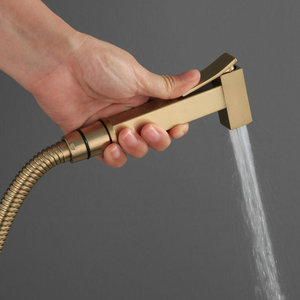 Doccetta Bidet Triangolare Oro Spazzolato per WC, Spruzzatore per Igiene Intima, Doccetta Pressurizzata KMIA DQ-008R in Ottone Massiccio - Product Image 4