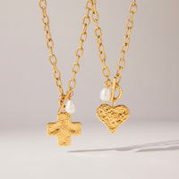 Collier pendentif en forme de croix martelée en acier inoxydable avec breloque en perle d'eau douce pour femme, bijoux cadeau