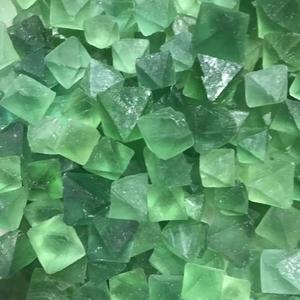 Vente en gros de pierres hexagonales en fluorite verte naturelle, sculptées à la main, pierres brutes, pierres de guérison, décoration d'intérieur, fête des mères - Product Image 5