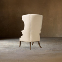 Fauteuil d'appoint artisanal à dossier haut et accoudoirs ailés, avec garniture cloutée et revêtement en lin, pour une décoration de salon de luxe