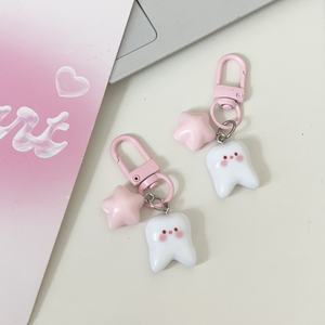 Porte-clés en résine pour dents de <span class=keywords><strong>fard</strong></span> <span class=keywords><strong>à</strong></span> joues Kawaii Porte-clés 3d <span class=keywords><strong>à</strong></span> dents blanches et pendentifs étoiles roses Porte-clés mignons Cadeaux de dentiste de <span class=keywords><strong>clinique</strong></span> dentaire - Product Image 4