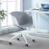 Chaise d'ordinateur nordique ergonomique avec accoudoirs, dossier confortable minimaliste, structure stable, roulettes silencieuses, chaise de bureau de luxe légère