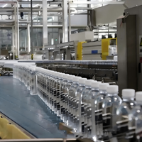 Machine de remplissage d'eau minérale pure et de boissons 15000 BPH 500 ml, haute précision, ligne de production automatique de mise en bouteille PET/verre