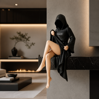 Statue de Figurine Contemporaine Mystérieuse à Capuche avec Robe Noire et Jambes, Sculpture en Résine Écologique pour Décoration Intérieure et Cadeau