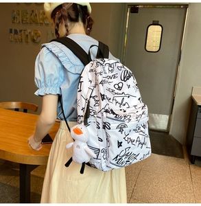 नई डिजाइन फैशन शैली ग्रिफिटी प्रिंट नायलॉन बैकपैक किशोर स्कूल बैग के लिए बड़े क्षमता हाई स्कूल बैग - Product Image 4