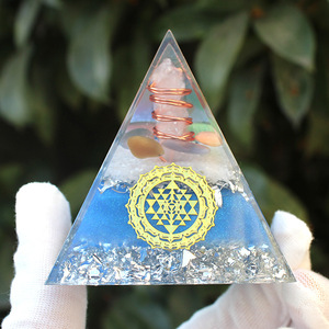 Pyramide en cristal Kogiya, résine époxy, artisanat, 6 cm, décoration d'intérieur, ornement de bureau avec gravure interne - Product Image 2