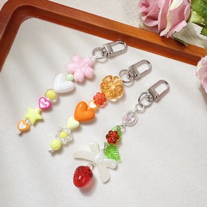 Vente en gros de mini porte-clés, pendentifs de sac et pendentifs de téléphone, variés, semi-artisanaux, aux couleurs dopamine, décoratifs et en forme de cœur coloré - Product Image 1