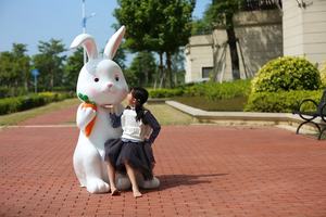 子供の公園の装飾手作りの高品質のリアルな漫画の動物の像等身大のグラスファイバーかわいい豚の座席の像 - Product Image 4