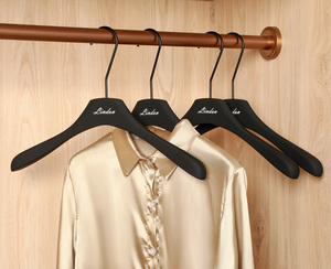 Cintres en bois anti-rayures LINDON, finition caoutchouc noir, cintres de luxe pour boutiques, hôtels et magasins de détail - Product Image 3