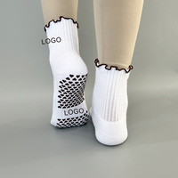 Chaussettes de Pilates antidérapantes OEM avec bordure à volants, logo personnalisé, chaussettes de yoga antidérapantes pour femmes, exercices en intérieur